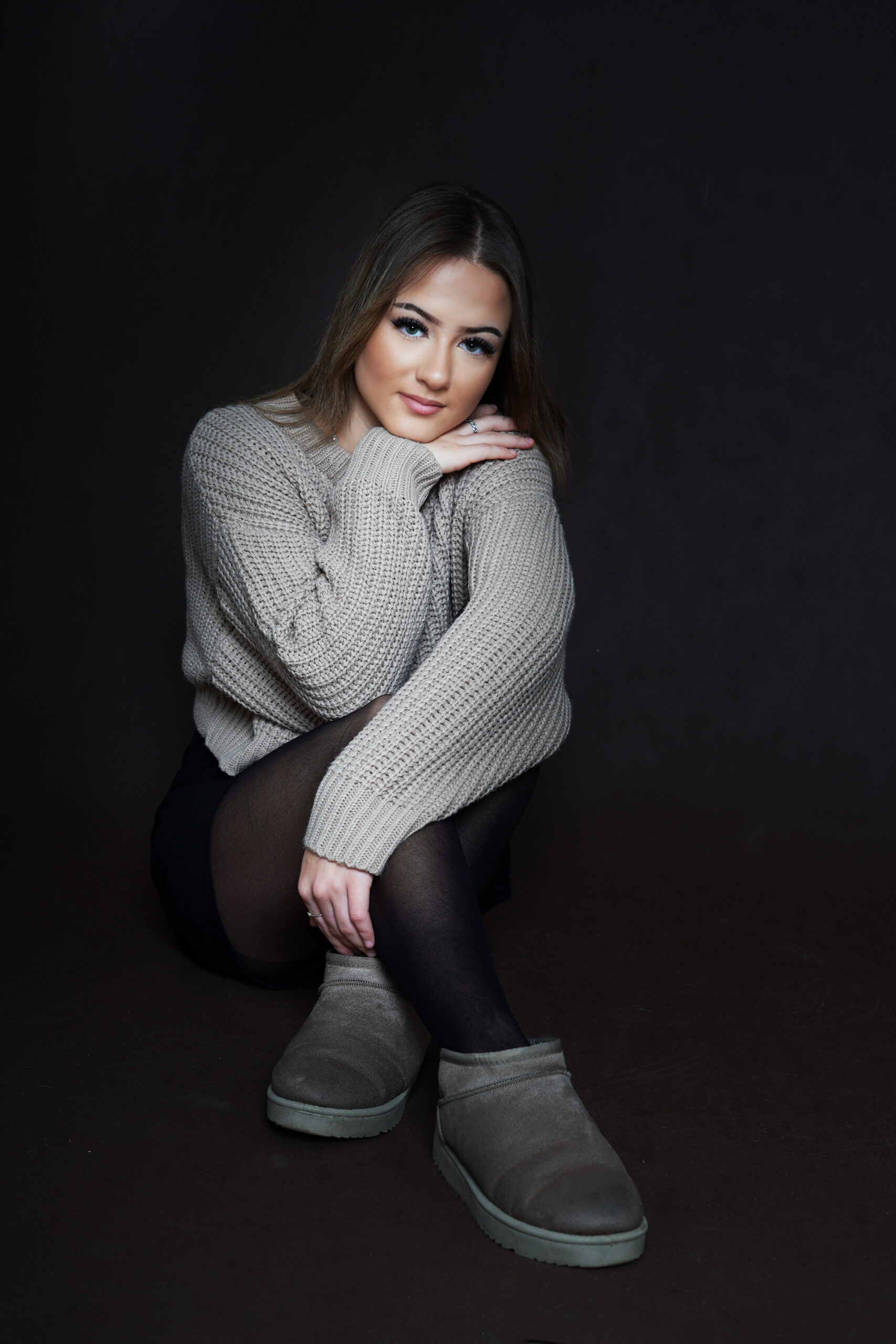 mlada dívka v šedém svetru