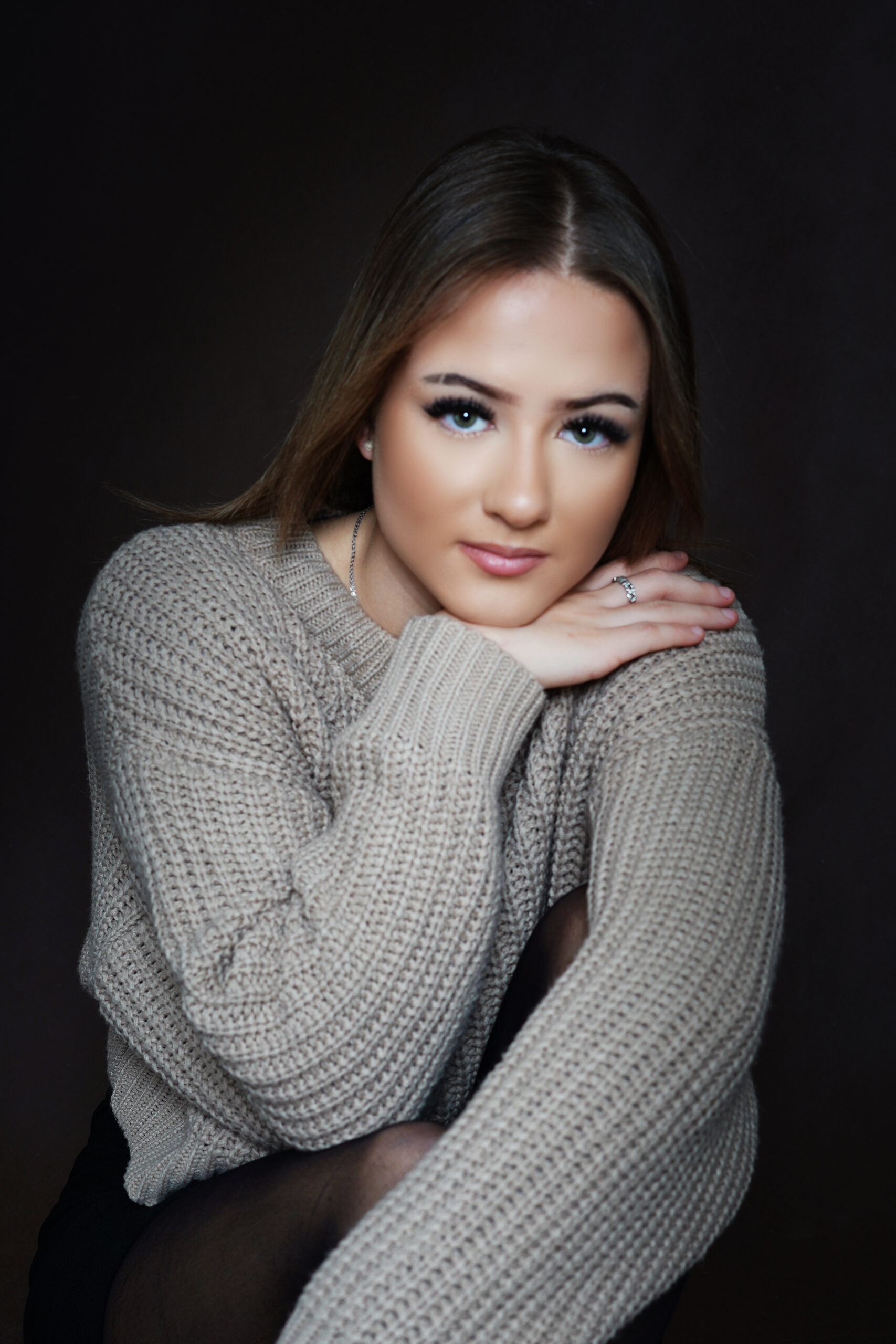 mlada dívka v šedém svetru