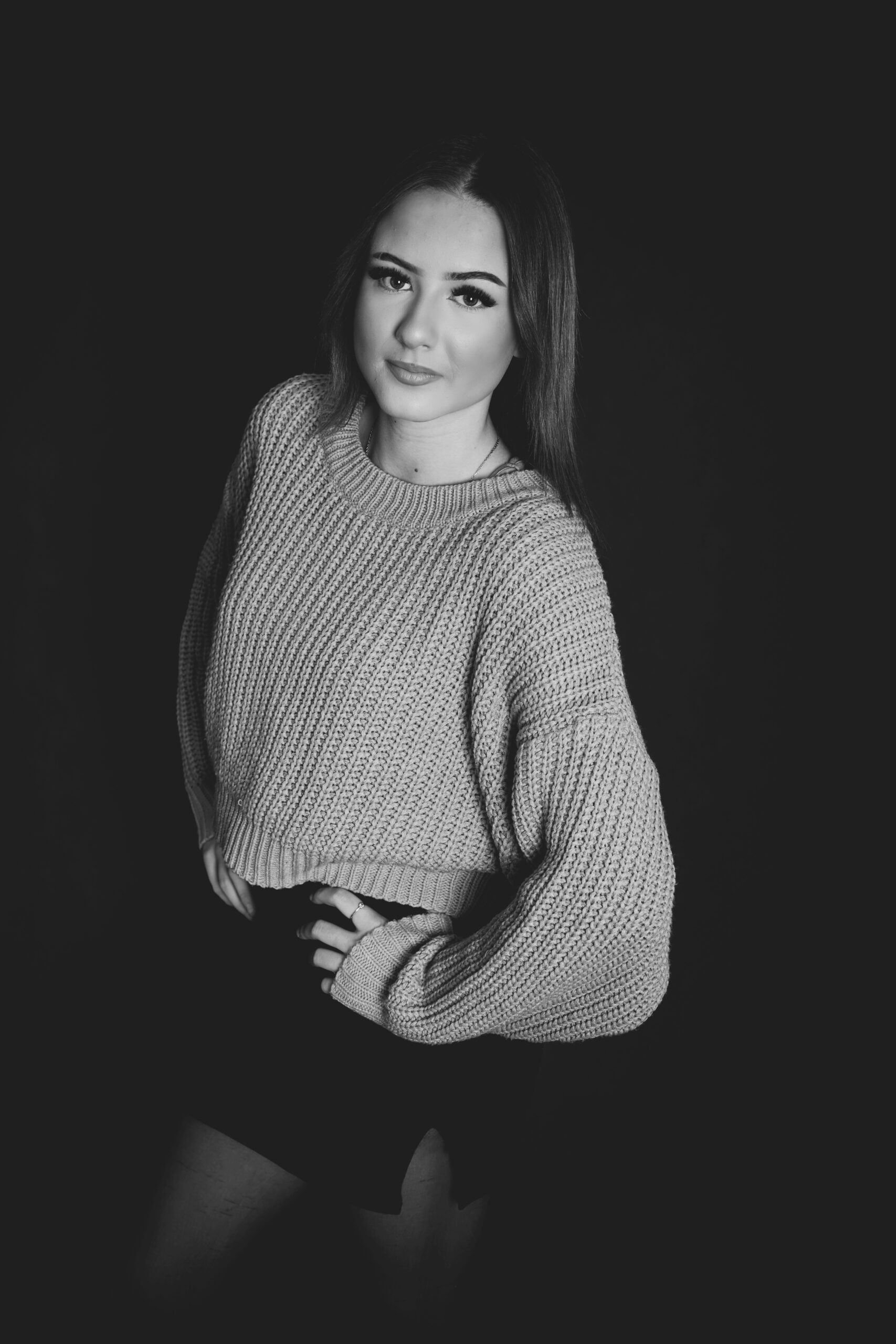 mlada dívka v šedém svetru
