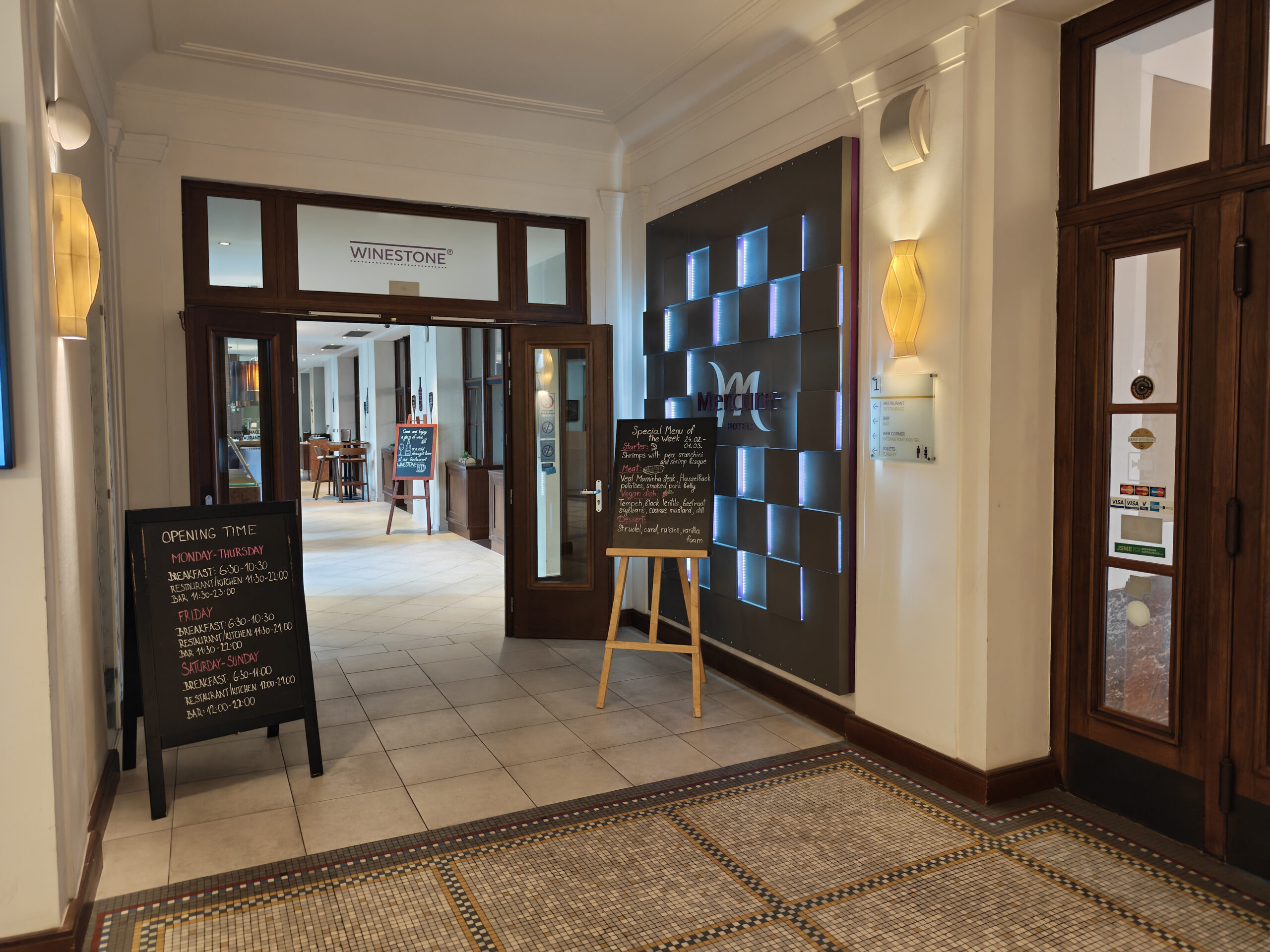 hotelové lobby