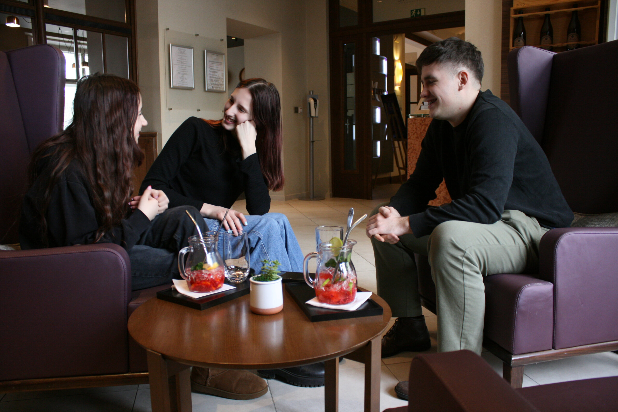 lobby mladí lidé